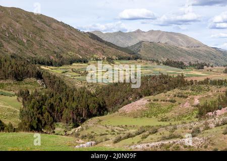 Bella vista del Puka Pukara Inca complesso archeologico con le sue pareti in pietra a Cusco, Perù Foto Stock