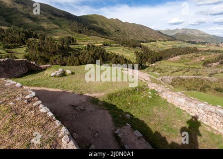 Bella vista del Puka Pukara Inca complesso archeologico con le sue pareti in pietra a Cusco, Perù Foto Stock