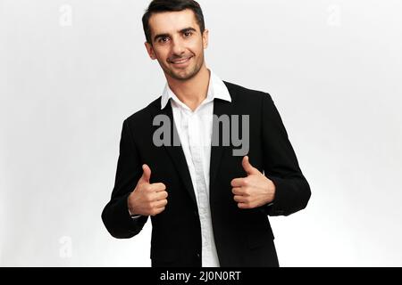 tutto circa uomo di affari che mostra il gesto positivo della mano nel vestito nero di affari riuscito commerciante spazio di copia di sviluppo professionale Foto Stock