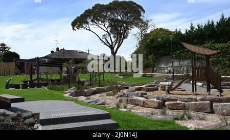 Heather Rd, nella città di Glen Eira, recentemente convertito in un parco pubblico con servizi come posti a sedere riparati e un parco giochi Foto Stock