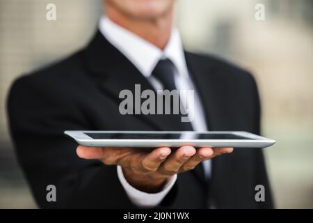 Primo piano uomo d'affari che tiene la mano tablet Foto Stock