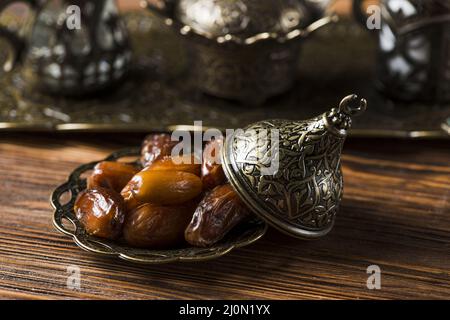 Composizione alimentare araba ramadan con datteri Foto Stock