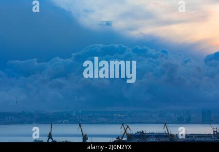 Tramonto al tramonto nuvoloso a Baku Foto Stock