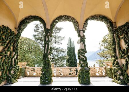 Terrazza ad arco intrecciata con fichi. Villa Balbianello, Como, Italia Foto Stock