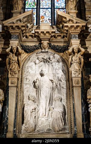 Statua di Gesù Cristo circondata da angeli nel Duomo. Milano, Italia Foto Stock