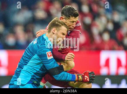 Foul 3-0 11m Robert LEWANDOWSKI, FCB 9 Andreas Luthé, Union Berlin 1 foul nella partita FC BAYERN München - 1.FC UNION BERLIN 4-0 1.German Football League il 19 marzo 2022 a Monaco di Baviera, Germania. Stagione 2021/2022, giorno di festa 27, 1.Bundesliga, FCB, München, 27.Spieltag. FCB, © Peter Schatz / Alamy Live News - LE NORMATIVE DFL VIETANO L'USO DI FOTOGRAFIE come SEQUENZE DI IMMAGINI e/o QUASI-VIDEO - Foto Stock