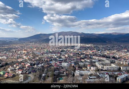 Città Ucraina vicino montagne, paesaggio in giornata di sole. Foto Stock