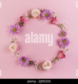 Cornice circolare vuota realizzata con sfondo rosa floreale Foto Stock