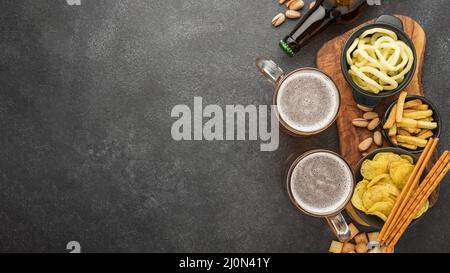 Cornice piatta con spuntini alla birra Foto Stock