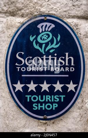 Castello di Carsluith, Scozia - Dicembre 30th 2021: Scottish Tourist Board 5 Star Tourist Sign Foto Stock