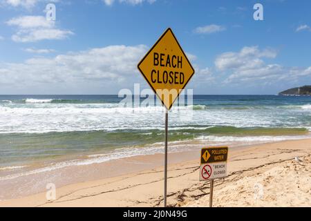 Cartello con la scritta Beach chiuso e l'indicazione Waters inquinato a Manly Beach a Sydney, NSW, Australia Foto Stock