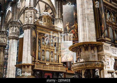 Antico organo all'interno del Duomo. Milano, Italia Foto Stock