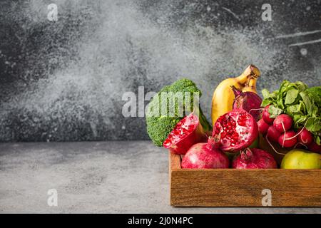 Frutta fresca e verdure in vassoio di legno spazio copia Foto Stock