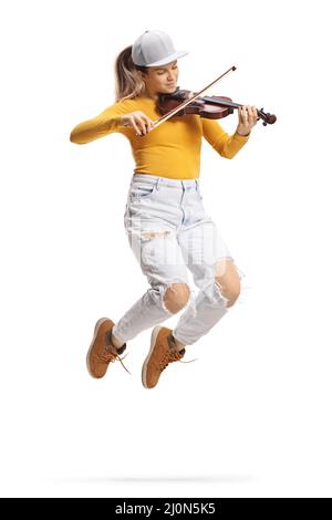 Moderna violinista femminile che suona un violino e salta isolato su sfondo bianco Foto Stock