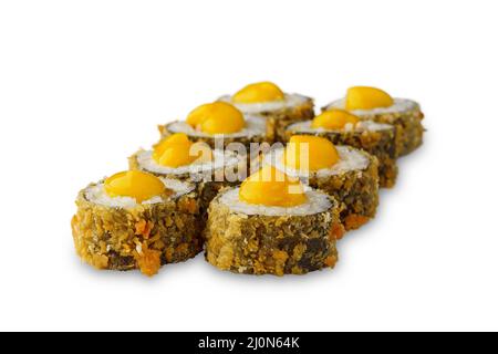 sushi roll fritto con anguilla, purea di mango e tempura. Isolato su sfondo bianco Foto Stock