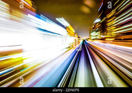 Lunga esposizione dalla nuova linea costiera del traffico sul lungomare di Yurikamome Tokyo Foto Stock