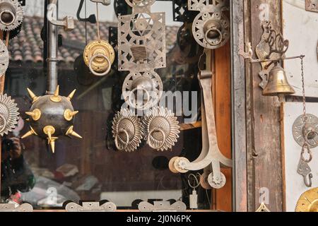 Tradizionale mano fare argento, macis, maul e rame appeso al negozio di safranbolu Turchia Foto Stock