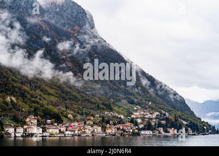 Variopinto centro storico di Varenna ai piedi delle montagne. Lago di Como, Italia Foto Stock