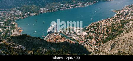 Vista dal Monte Lovcen su una nave da crociera al largo della costa della città vecchia. Montenegro Foto Stock