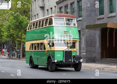 19th Mar, 2022, Sydney Australia: Gli autobus Vintage a due piani di Sydney hanno fatto gite gratuite in città tutto il giorno per il 90th° compleanno del Sydney Harbour Bridge Foto Stock