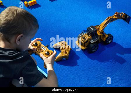 Mosca, Russia. 18th marzo 2022 Un ragazzo gioca con modelli controllati di escavatori al National Robotics Championship 'First Robotics Championship - Moscow 3,0' al Central Exhibition Complex 'Expocenter' di Mosca, Russia Foto Stock