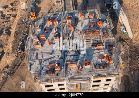 Vladivostok, Russia - 2 marzo 2022: Costruzione di una nuova casa. Vista dall'alto della costruzione del piano superiore. Foto Stock