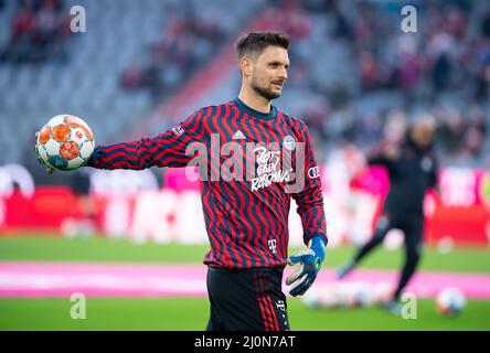 Monaco di Baviera, Germania. 19th Mar 2022. Calcio: Bundesliga, Baviera Monaco - 1. FC Union Berlin, giornata 27 presso l'Allianz Arena. Il portiere Sven Ulreich di Monaco si riscalda. Credit: Sven Hoppe/dpa - NOTA IMPORTANTE: In conformità con i requisiti della DFL Deutsche Fußball Liga e della DFB Deutscher Fußball-Bund, è vietato utilizzare o utilizzare fotografie scattate nello stadio e/o della partita sotto forma di immagini di sequenza e/o serie di foto video-simili./dpa/Alamy Live News Foto Stock