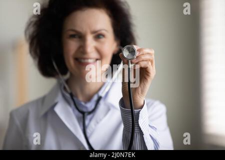 Felice medico amichevole donna promuovere controllo medico Foto Stock