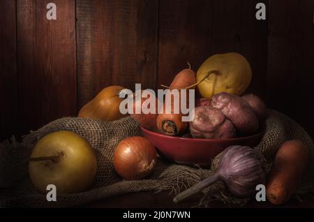 Verdure in una ciotola di argilla su sfondo di legno scuro Foto Stock