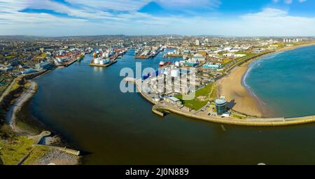 Vista aerea dal drone del porto e porto di Aberdeen, Aberdeenshire, Scozia, Regno Unito Foto Stock