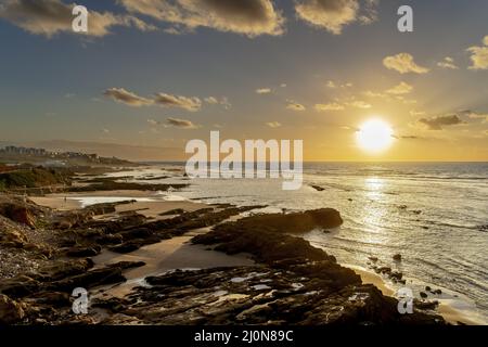 Il Sole si affaccia sul Mar Mediterraneo in Marocco Foto Stock