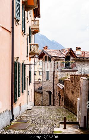 Strada stretta tra le vecchie case della città di Varenna. Como, Italia Foto Stock