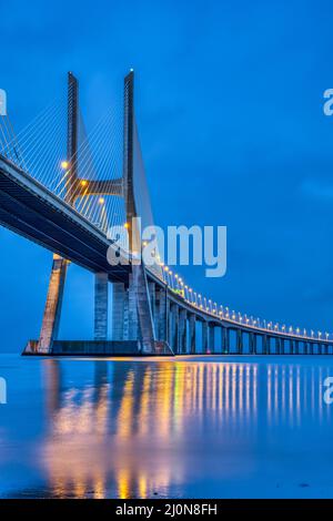 Il ponte di Vasco da Gama, che ha attraversato il fiume Tago a Lisbona, in Portogallo, al crepuscolo Foto Stock