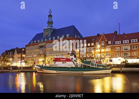 Nave museo Georg Breusing di fronte al Museo di Stato della Frisia Orientale, Ratsdelft, Emden, Germania Foto Stock