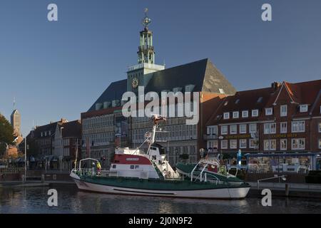 Nave museo Georg Breusing di fronte al Museo di Stato della Frisia Orientale, Ratsdelft, Emden, Germania Foto Stock