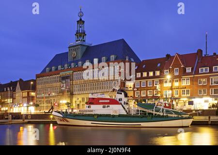 Nave museo Georg Breusing di fronte al Museo di Stato della Frisia Orientale, Ratsdelft, Emden, Germania Foto Stock