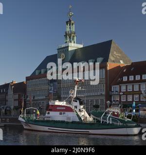 Nave museo Georg Breusing di fronte al Museo di Stato della Frisia Orientale, Ratsdelft, Emden, Germania Foto Stock