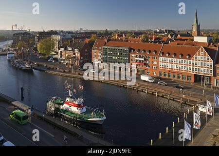 Vista della città con la nave museo Georg Breusing a Ratsdelft, Emden, Frisia orientale, Germania, Europa Foto Stock