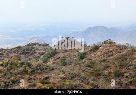 Vista dei templi in rovina a Kumbhalgarh (forte di Kumbhal), una fortezza di Mewar nel distretto di Rajsamand vicino Udaipur, Rajasthan, India occidentale Foto Stock