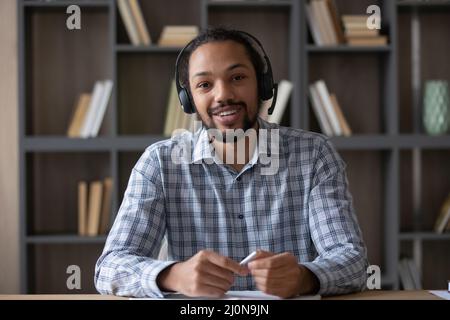 Felice positivo giovane studente nero adulto ragazzo in cuffie ritratto Foto Stock