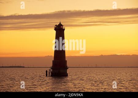 Faro di Arngast al tramonto a Jagebusen, Mare del Nord, bassa Sassonia, Germania, Europa Foto Stock