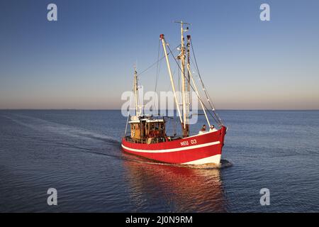 Taglierina per gamberetti di fronte all'ingresso del porto di Neuharlingersiel, bassa Sassonia, Germania, Europa Foto Stock