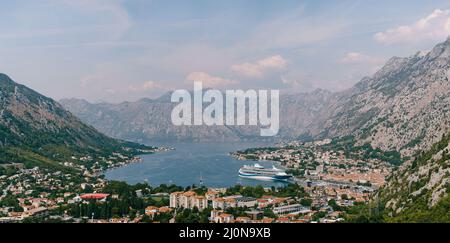 Vista dal Monte Lovcen sul vimini ormeggiato vicino alla città vecchia di Cattaro Foto Stock