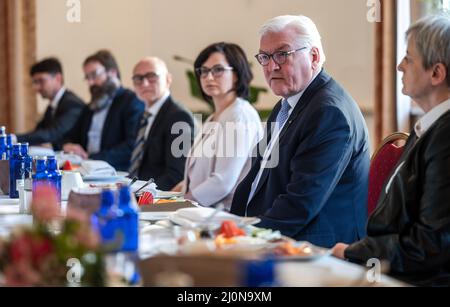 Altenburg, Germania. 20th Mar 2022. Il terzo giorno del suo viaggio ad Altenburg, il presidente tedesco Frank-Walter Steinmeier si scambierà vedute con i politici locali per colazione presso il Parkhotel della città. La visita in Turingia è la prima tappa della serie di eventi dal titolo "Ortszeit Deutschland" (ora locale in Germania), durante i quali Steinmeier prevede di visitare varie regioni della Germania per parlare direttamente con politici e cittadini locali. Credit: Kristin Schmidt/dpa/Alamy Live News Foto Stock