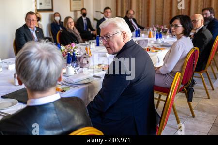 Altenburg, Germania. 20th Mar 2022. Il terzo giorno del suo viaggio ad Altenburg, il presidente tedesco Frank-Walter Steinmeier (2nd da sinistra) scambia opinioni con i politici locali durante una colazione al Parkhotel, a cui ha partecipato anche il primo ministro della Turingia, Bodo Ramelow. La visita alla Turingia è la prima tappa della serie di eventi "Ortszeit Deutschland", durante i quali Steinmeier vuole visitare varie regioni della Germania per parlare direttamente con politici e cittadini locali. Credit: Kristin Schmidt/dpa/Alamy Live News Foto Stock