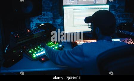 primo piano del produttore musicale incentrato sul lavoro Foto Stock