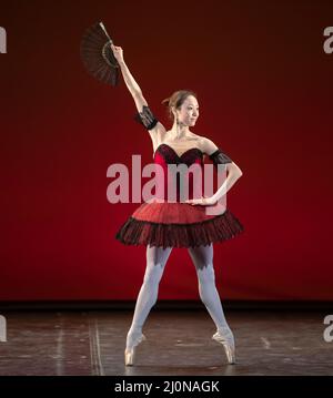 Il London Coliseum, Regno Unito. 19 marzo 2022. Prove per il gala di beneficenza “Dance for Ukraine”, diretto dalle ex star del Royal Ballet Ivan Putrov (Ucraina) e Aline Cojocaru (Romania), che si sono svolte alle ore 7,30pm del 19 marzo 2022 per raccogliere fondi per le persone bisognose in Ucraina. I proventi della manifestazione saranno devoluti al Disaster Emergency Committee (DEC), Ukraine Humanitarian Appeal. Immagine: Miki Mizutani del Giappone (Balletto reale di Birmingham) che si esibisce durante le prove. Credit: Malcolm Park/Alamy Live News Foto Stock