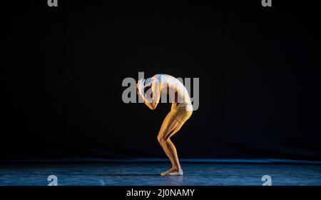 Il London Coliseum, Regno Unito. 19 marzo 2022. Prove per il gala di beneficenza “Dance for Ukraine”, diretto dalle ex star del Royal Ballet Ivan Putrov (Ucraina) e Aline Cojocaru (Romania) per raccogliere fondi per le persone bisognose in Ucraina. I proventi dell'evento saranno devoluti al Disaster Emergency Committee (DEC), Ukraine Humanitarian Appeal ed è prodotto dalla Dance Charity Inspiration in Motion. Immagine: Lacrymosa, Luca acri suona durante le prove di musica di Wolfgang Amadeus Mozart (coreografia di Edward Stierle). Credit: Malcolm Park/Alamy Live News Foto Stock