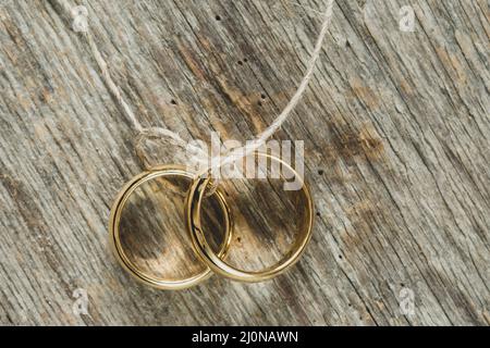 Concetto di matrimonio con anelli su corda Foto Stock