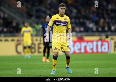 Milano, Italia. 19th Mar 2022. Krzysztof Piatek dell'AFC Fiorentina si presenta durante la Serie a una partita tra FC Internazionale e ACF Fiorentina allo Stadio Giuseppe Meazza il 19 marzo 2022 a Milano. Credit: Marco Canoniero/Alamy Live News Foto Stock